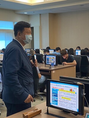 111.11.16 日間部系週會暨科技融入英語教學專題講座